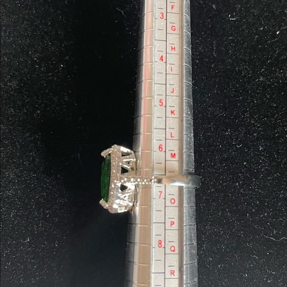 Beautiful emerald cut green crystal and clear crystals stamped 925 size 6.75 - Picture 4 of 5